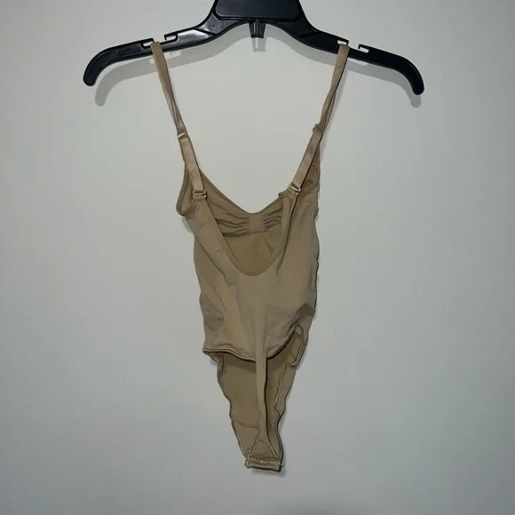 SKIMS SEAMLESS SCULPT THONG BODYSUIT CLAY SMALL